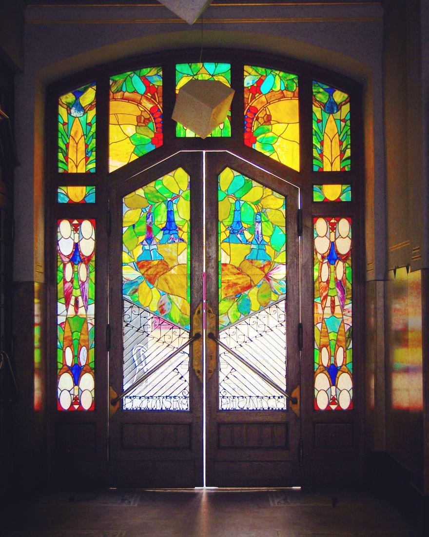 Seorang Fotografer Rela Keliling Dunia Demi Sebuah Pintu